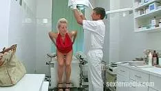 Un ginecolog fute doua blonde fierbinti
