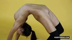 Gimnasta dezbracata isi arata formele