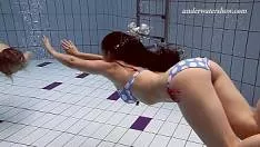 Lesbiene sunt prinse cand se ling pe tate in piscina