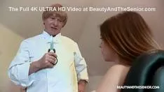 Medicul ii sugereaza pacientei sa faca sex asa ca ea face sex cu el