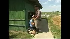 O ia la pula in fata grajdului pe pamantul ud afara