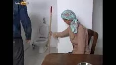 Menajera se dezbraca si se fute foarte tare