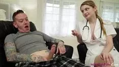 Asistenta medicala care doreste sa profite de pula unui pacient intr-o salvare