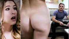 In masina ii suge pula si face sex cu acest tip dotat