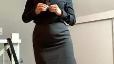 O dezbraca complet pe aceasta femeie porno si o fute brutal in pizda