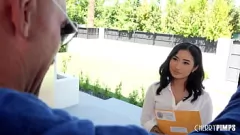 Micuțul Asian Bombshell Avery Black răvășit de Charles Dera în ciorapi și tocuri înalte
