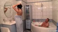 Baie si sex cu o tatoasa nimfomana