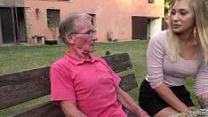 Tanara fierbinte si-o trage in cur cu batranel viril cu pula erecta