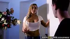 Uda leoarca de la ploaie cu tatele pe-afara se fute cu baiatul excitat