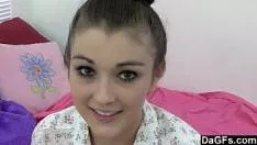 Fetita virgina care se masturbeaza cu drag